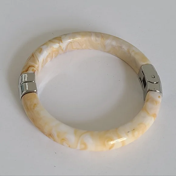 Vintage Boho Cream Chunky Resin Acrylic Hinged Silver Tone Bangle Bracelet - Picture 9 of 13